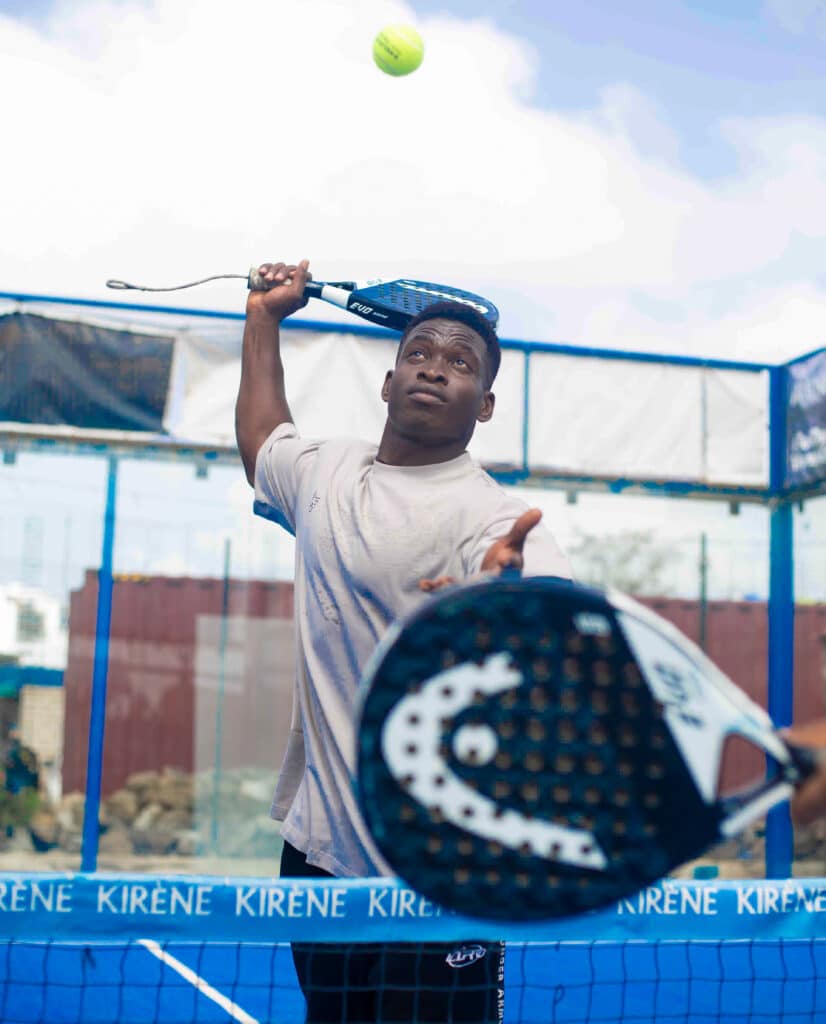 un athlètequi joue au tennis